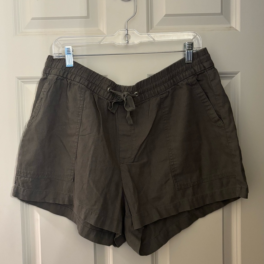 GAP Linen Blend Drawcord Waist Shorts in Dark Olive Green, Size L